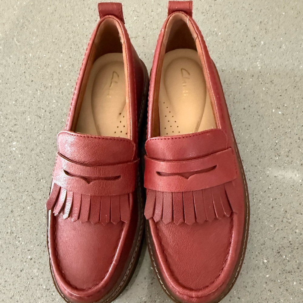 Clarks sz7 Women's leather platform Moccasins in burgundy